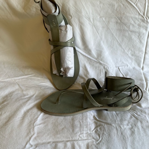 🌸🌸NWT Free People Vacation Wrap Sandals in a gorgeous olive green - Picture 4 of 10